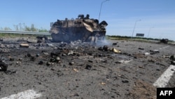 Un vehicul blindat sidtrus în luptele din apropierea aeroportului Luhansk