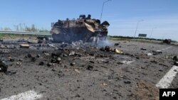 Un vehicul blindat sidtrus în luptele din apropierea aeroportului Luhansk