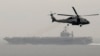 در این تصویر ناو هواپیمابر ترومن و یک هلیکوپتر آمرکایی در مدیترانه دیده می‌شود