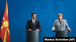 Kryeministri i Maqedonisë, Zoran Zaev dhe kancelarja gjermane, Angela Merkel. Foto nga arkivi.