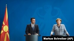 Kancelarja gjermane, Angela Merkel, dhe kryeministri i Maqedonisë, Zoran Zaev. Berlin, 21 shkurt 2018.