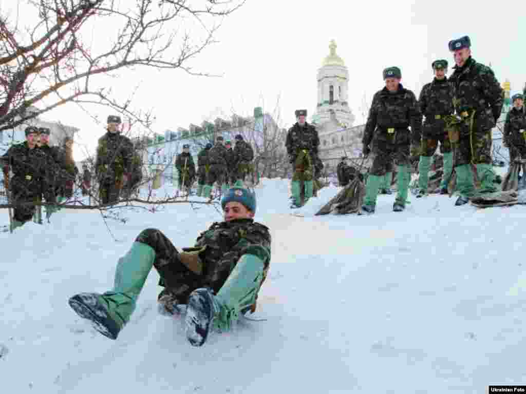 На розчищення снігу на території Києво-Печерської лаври перекинули 300 солдатів, 29 березня 2013 року.