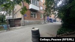 Жилой дом в Новосибирске и вход в убежище без опознавательных знаков и указателей