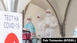 Медицинские сотрудники в пункте для сдачи анализов на коронавирусную инфекцию. Алматы, 14 мая 2020 года.