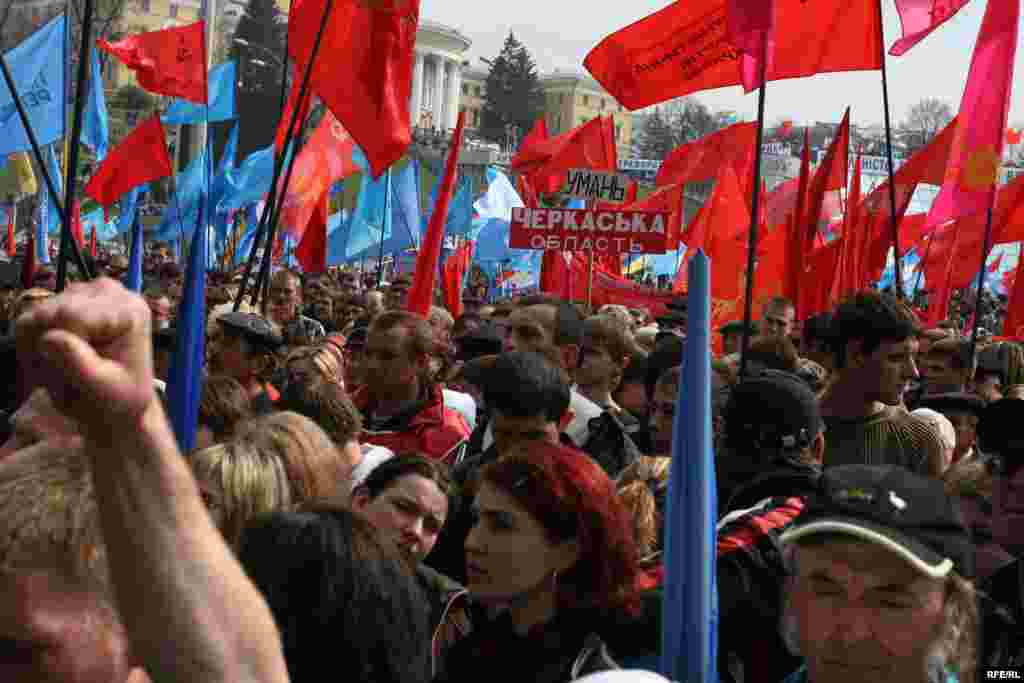 Supporters of Prime Minister Yanukovych's coalition gathering outside the parliament on April 4