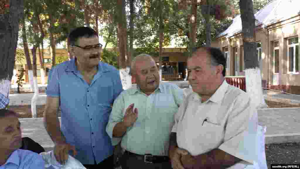 Ëзувчи Абдуҳафиз Мирзааҳмад (ўнгдан биринчи) ва филология фанлари доктори&cedil; Хўжанд давлат университети профессори Абдували Бердиалиев (ўнгдан иккинчи)