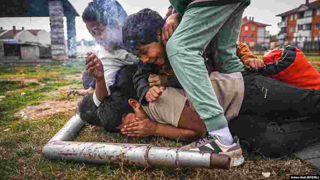 Disa fëmijë luajnë të lumtur në një lagje ku banon një numër i madh i romëve, ashkalinjve dhe egjiptianëve, në Mitrovicën e Jugut. Radio Evropa e Lirë vizitoi këtë lagje në fund të tetorit, duke vënë në pah vështirësitë me të cilat përballen këto komunitete në Kosovë në jetën e tyre të përditshme.