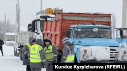 Октябрь акимчилиги "снос" иштерин жүргүзүү үчүн "Тазалыктын" кызматкерлерин жана алардын атайын техникасын тарткан.