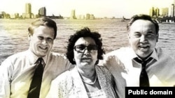 Солдан оңға: америкалық бизнесмен Джеймс Гиффен, Сара Назарбаева және Қазақстан президенті Нұрсұлтан Назарбаев.