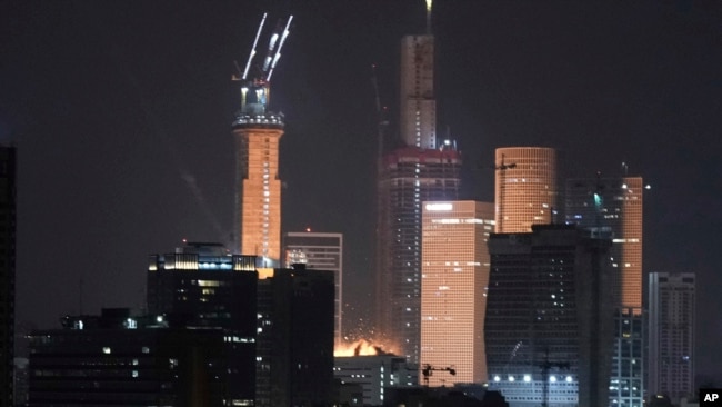 Một vật thể bay trúng vào tòa nhà (ở giữa) ở Tel Aviv vào ngày 14 tháng 6.