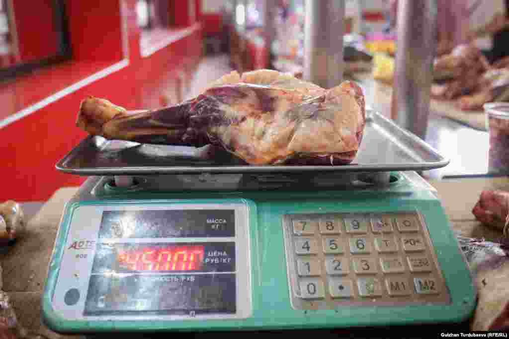 В 2020 году в Кыргызстане сильно подорожало мясо. Говядина, которая ранее стоила оп 280 сомов за кило, резко подорожало до 440-450 сомов за килограмм. В этом году мясо стабильно дорогое - 450 сомов за килограмм.
