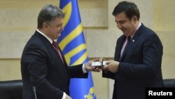 Президент України Петро Порошенко і голова Одеської ОДА Міхеїл Саакашвілі