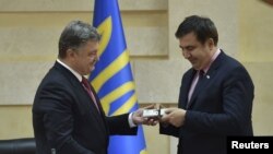 Президент України Петро Порошенко (ліворуч) і новий голова Одеської обласної державної адміністрації Міхеїл Саакашвілі. Одеса, 30 травня 2015 року