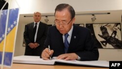 Пан Ги Мун оставляет запись в книге почетных гостей мемориального комплекса Поточары