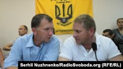 Валентин Лихоліт (праворуч) і його адвокат Андрій Мамалига, Печерський районний суд, Київ, 2 липня 2016 року