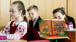 Українські школярі читають підручники на уроці в Києві. Лютий 2019
