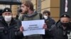 Одно из задержаний во время пикетов возле здания МВД на Петровке, 38. Москва, 1 июня 2020 года