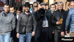 Armenia - Nikol Pashinian (C) and other members of the opposition Yelk alliance campaign in downtown Yerevan, 8Mar2017.