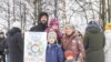 Демонстрация на големите семейства от Северодвинск. Надписът гласи: "Парцел земя е опората на семейството"