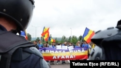 Protest anti-Rogozin la aeroportul din Chișinău în 28 iulie 2017