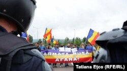 Protest anti-Rogozin la aeroportul internațional Chișinău