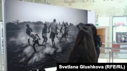 WorldPressPhoto көрмесін тамашалаушылар. Астана, 10 желтоқсан 2013 жыл.