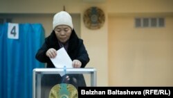 Женщина голосует на избирательном участке в Алматы. 20 марта 2016 года. 