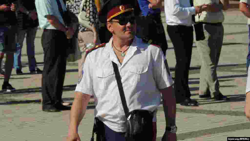 Среди вооруженных силовиков, патрулирующих площадь, замечены представители российских казачьих организаций, некоторые из них вооружены плетьми