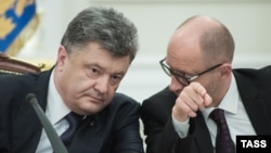 Poroshenko (left) and Arseniy Yatsenyuk at a National Security and Defense Council of Ukraine meeting in September 2015