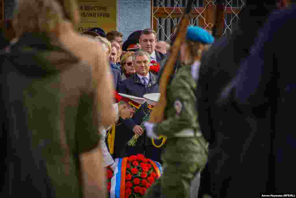 Спикер Государственной думы Вячеслав Володин возлагает цветы к памятнику ополченцам