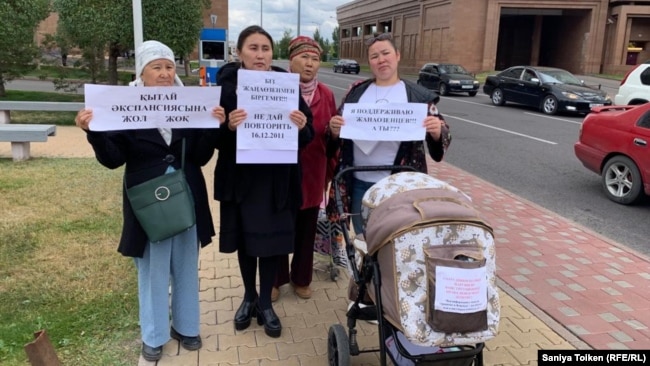 Активистки из Нур-Султана выступают против строительства китайских заводов в Казахстане. 3 сентября 2019 года.