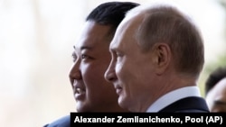 Presidenti rus Vladimir Putin, djathtas, dhe lideri i Koresë së Veriut Kim Jong Un gjatë takimit të tyre në Vladivostok, më 25 prill 2019.