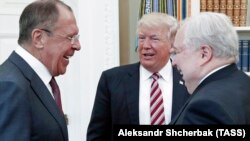 Presidenti i SHBA-së, Donald Trump (në mes), gjatë takimit me ministrin e Jashtëm rus, Sergei Lavrov (majtas) dhe ambasadorin rus në SHBA, Sergei Kislyak. Uashington, 10 maj 2017.