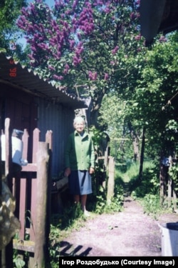 Моя бабуся Ніна Гребенникова, з дому Остапчук, на родинному подвір’ї. 1998 рік. Місто Новозибків, Брянська область, Росія