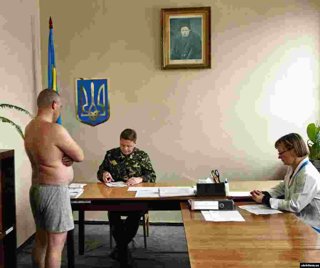 Чоловік проходить медичну комісію у Чернігівському обласному військовому комісаріаті, Чернігів, 30 січня 2015 року
