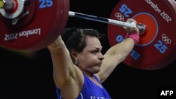 Светлана Подобедова, олимпиада чемпионы атанған қазақстандық ауыр атлет. Лондон, 3 тамыз 2012 жыл