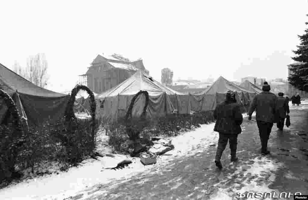 Оставшиеся без крова люди приютились в палаточных городках