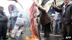 Demonstruesit në Teheran duke e djegur flamurin amerikan dhe atë izraelit