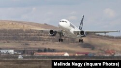 Aeronavă Tarom decolând din Cluj-Napoca