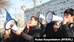 Ata-Jurt party supporters rally outside the court in Bishkek. (file photo)