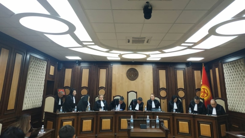 Конституциялык палата: Атамбаевдин макамын алуу Баш мыйзамга каршы келбейт