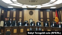 Алмазбек Атамбаевты экс-президент мәртебесінен айырудың заңдылығын қарастырып отырған конституциялық палата судьялары. Бішкек, 23 қазан 2019 жыл.