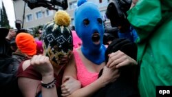 Rusi - Anëtaret e maskuara të Pussy Riot, pas lirimit nga stacioni policor në Adler, që gjendet afër Sochit, 18 shkurt, 2014
