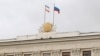 Флаги Крыма и России на здании крымского правительства, 14 марта 2014 года (иллюстрационное фото)