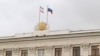 Прапори Криму і Росії на будівлі кримського уряду, 14 березня 2014 року (ілюстративне фото)