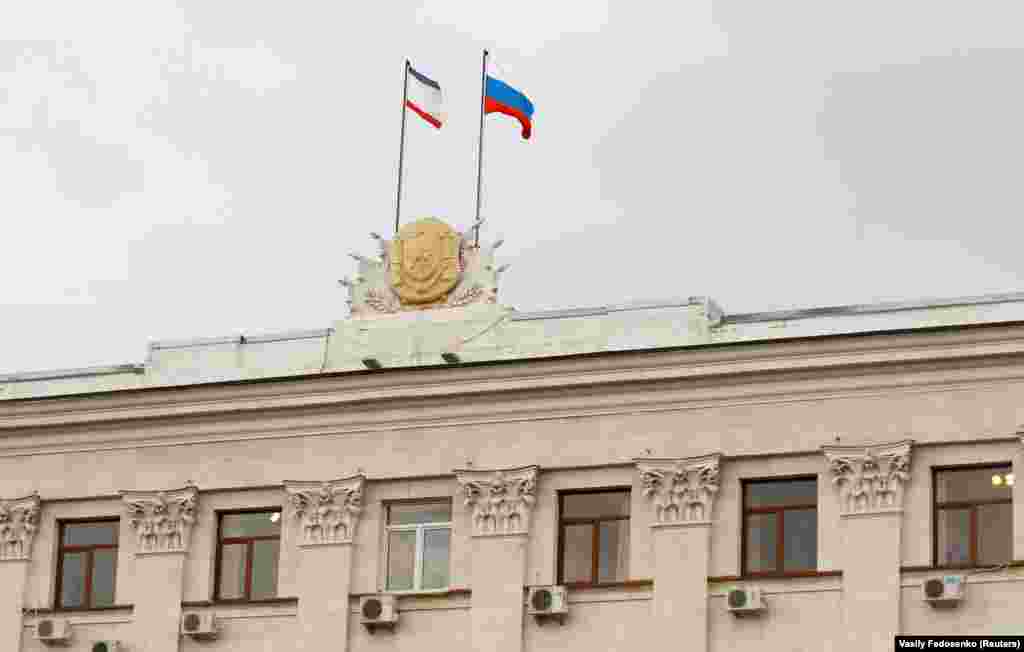 5 марта 2014, Симферополь. Российский и крымский флаги на здании правительства