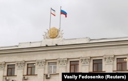 Российский флаг на здании Совета министров в Симферополе после аннексии Крымского полуострова