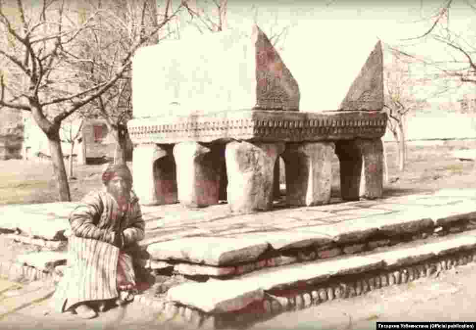 Во дворе мечети Биби-Ханым. Каменная подставка для Священного Корана. Фотография слева сделана в начале XX века.