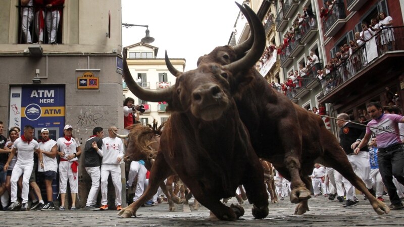 Петмина повредени на трката со бикови во Памплона