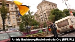 Перші шведські фанати у фан-зоні на Хрещатику мало не постраждали від падіння металевої драбини, але загалом задоволені